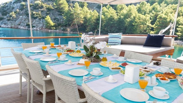 جولية Koray Ege