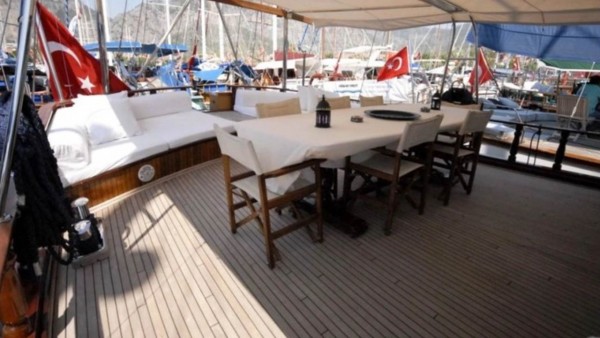 جولية Yuksel Deniz